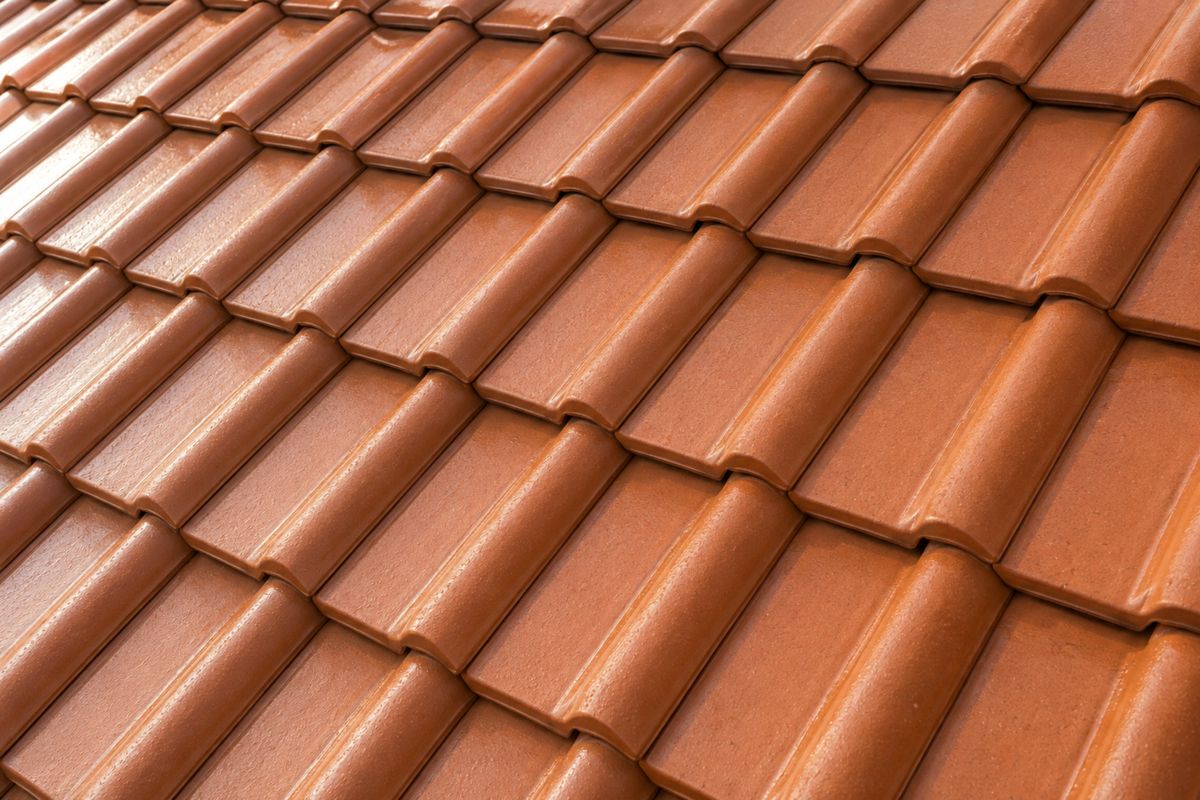 La même toiture en tuiles propre après démoussage et traitement